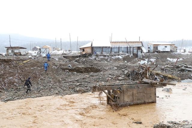 Russian dam breakdowns flood quarters in a gold mine 15 dead.
